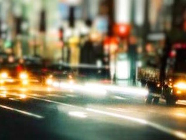 Una strada di Torino di notte con le luci delle auto